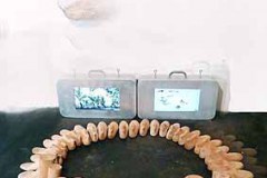 seite-23_footsteps_-2018_-150-cm-Holz-und-Medienkoffer-mit-Loops